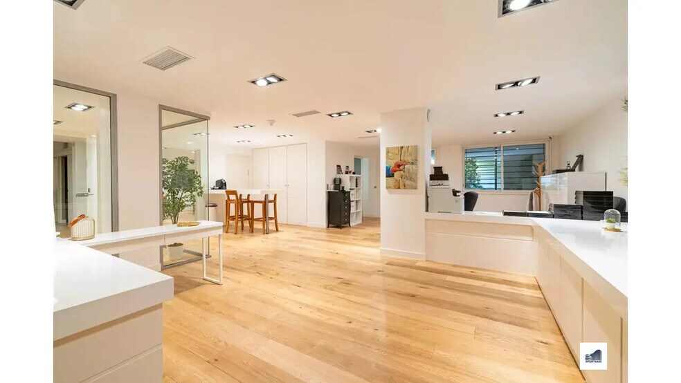 Rue Vallence Pere Ruby, Marseille for lease - Interior Photo - Image 2 of 5