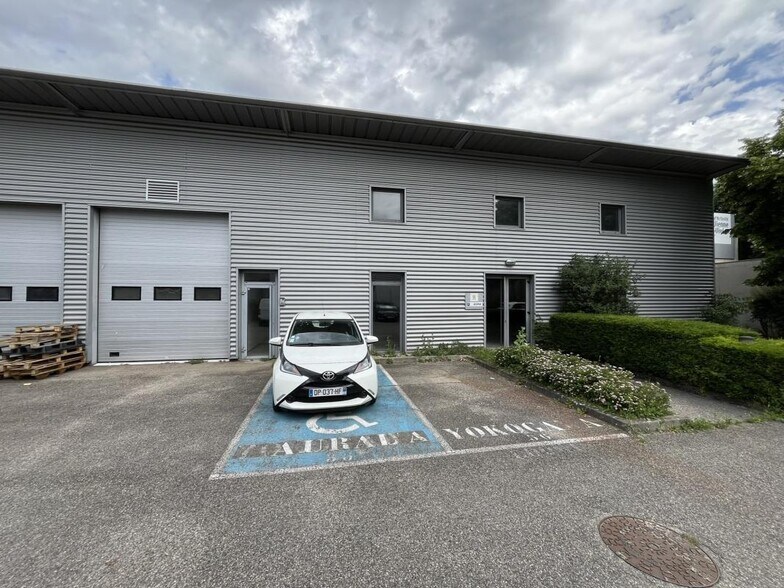 Flex in Lyon for lease - Building Photo - Image 3 of 12
