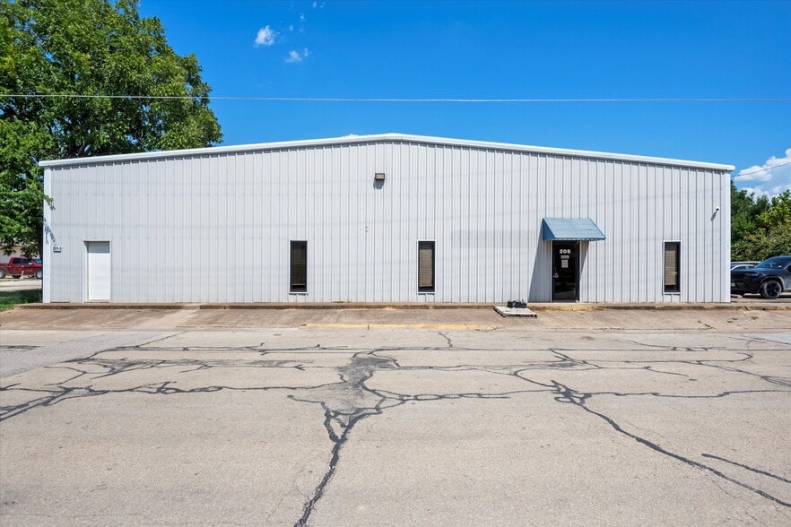 205 S Wilhite St, Cleburne, TX 76031 portefeuille de 2 propriétés à vendre sur LoopNet.ca - Photo du bâtiment - Image 3 de 43