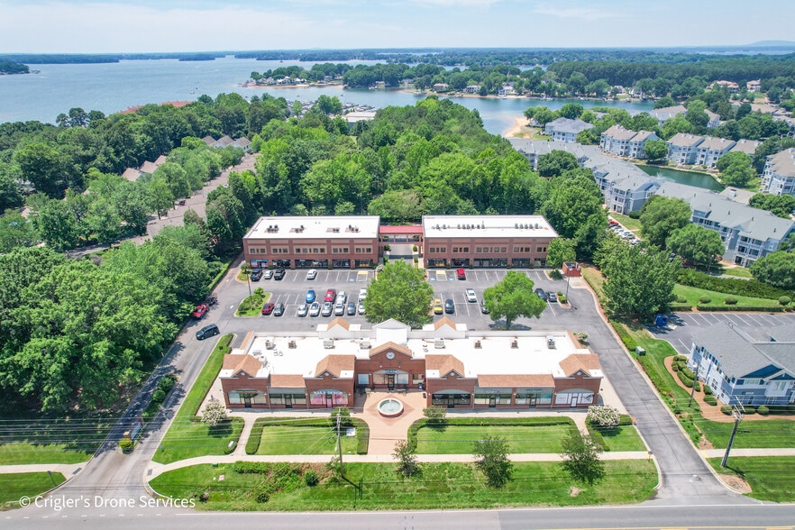 18047 W Catawba Ave, Cornelius, NC for lease - Building Photo - Image 3 of 8
