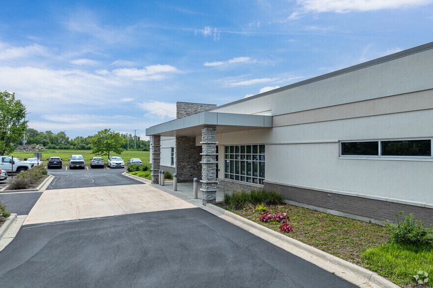 1630 Gateway Dr, Sycamore, IL à louer - Photo du bâtiment - Image 2 de 4