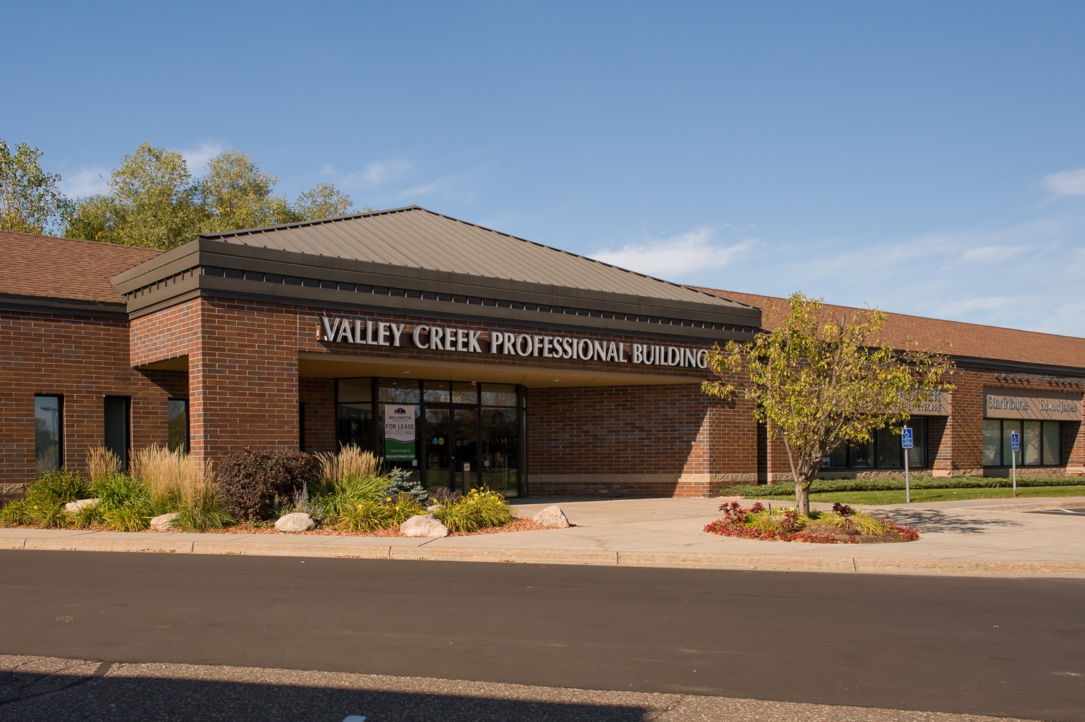 8360 City Centre Dr, Woodbury, MN for lease Building Photo- Image 1 of 7