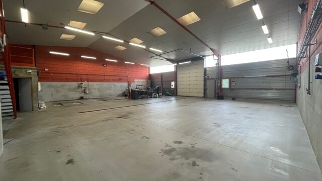 Flex in Tossiat for lease Building Photo- Image 1 of 9