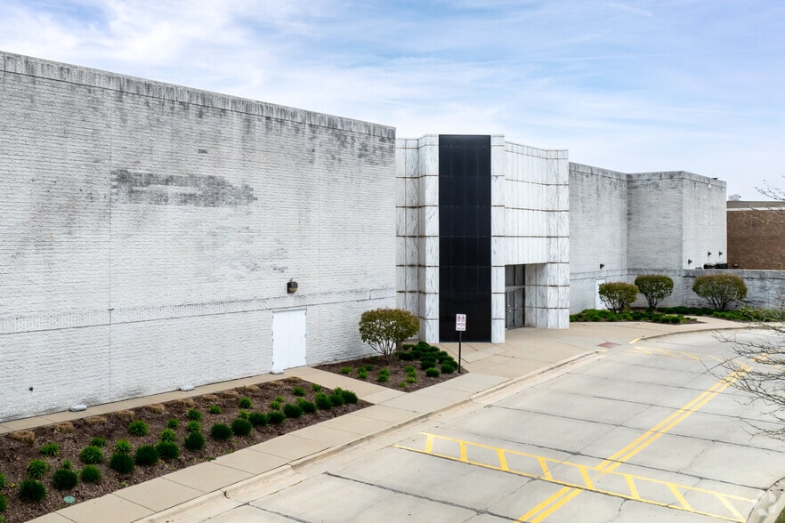 5 Woodfield Mall, Schaumburg, IL for lease - Building Photo - Image 1 of 9