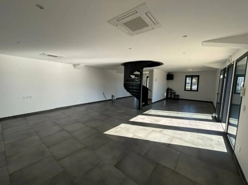 Office in Nîmes for lease Interior Photo- Image 1 of 5