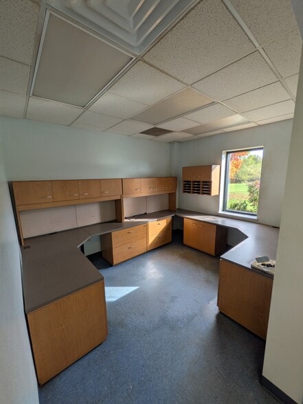 195 Wendt Dr, Waupaca, WI for sale - Interior Photo - Image 3 of 12