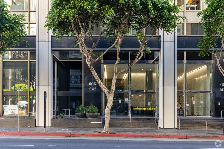 606 S Olive St, Los Angeles, CA à louer - Photo du bâtiment - Image 3 de 4