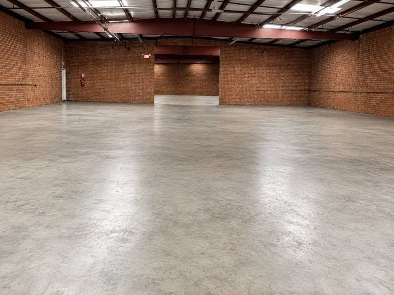 111 S Walnut Cir, Greensboro, NC for lease - Building Photo - Image 3 of 6