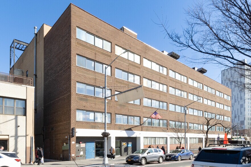 9015-9027 Sutphin Blvd, Jamaica, NY à louer - Photo du bâtiment - Image 3 de 4