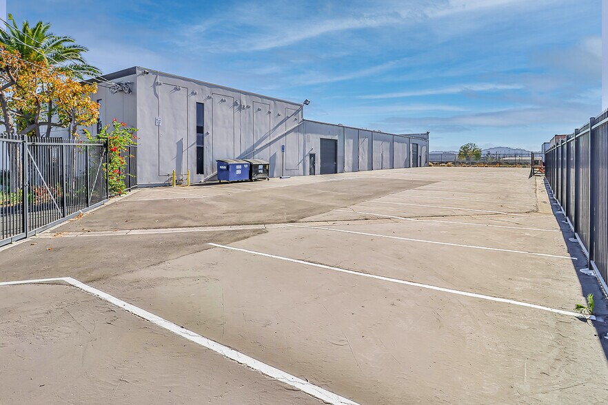 11166 Gault St, North Hollywood, CA à louer - Photo du bâtiment - Image 3 de 11