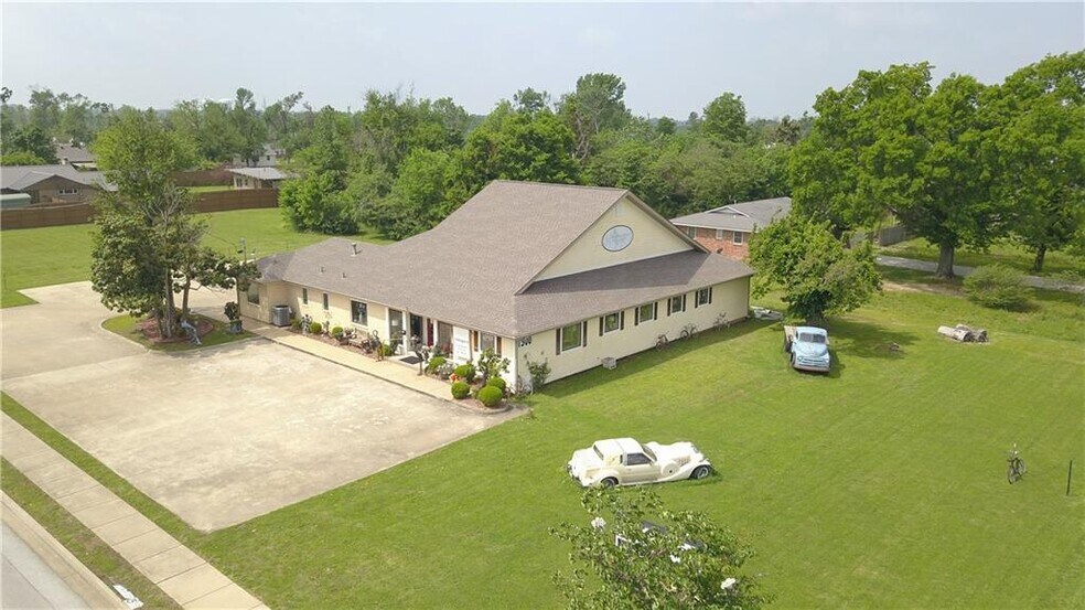 1500 W Walnut St, Rogers, AR à vendre - Photo du bâtiment - Image 2 de 8