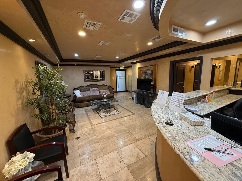 7318 Topanga Canyon Blvd, Canoga Park, CA à louer - Photo intérieure - Image 3 de 7