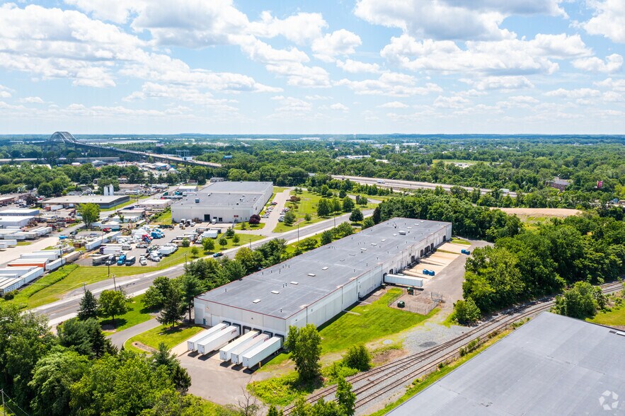 10 Runway Rd, Levittown, PA à louer - Photo du bâtiment - Image 3 de 11
