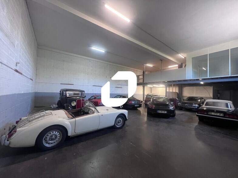 Flex in Chelles for lease - Interior Photo - Image 1 of 11