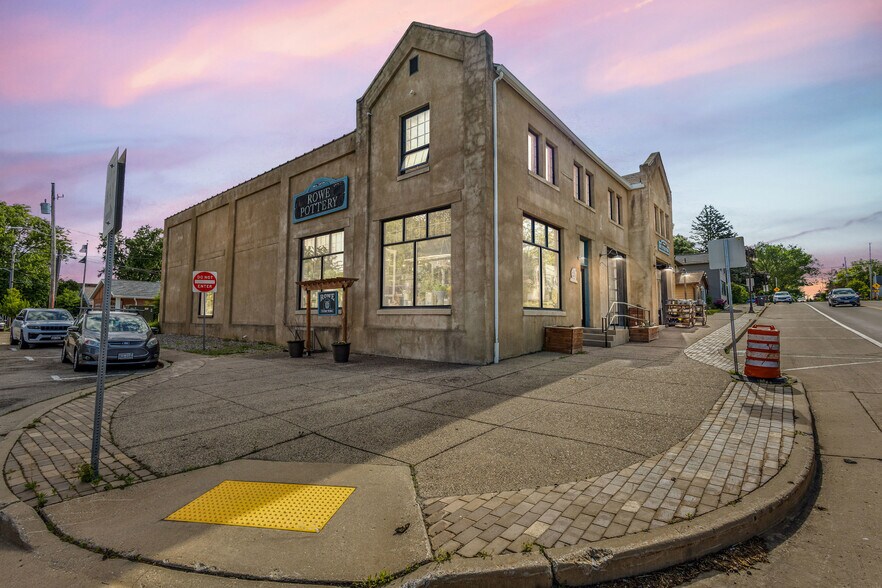 108-110 E Main St, Cambridge, WI à vendre - Photo du bâtiment - Image 1 de 73