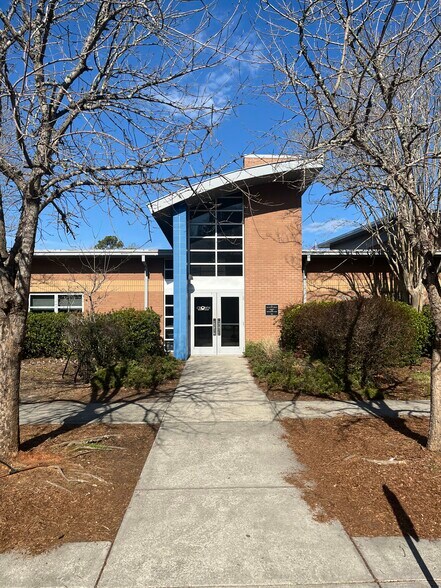 1455 Wakendaw Rd, Mount Pleasant, SC à louer - Photo du bâtiment - Image 1 de 7