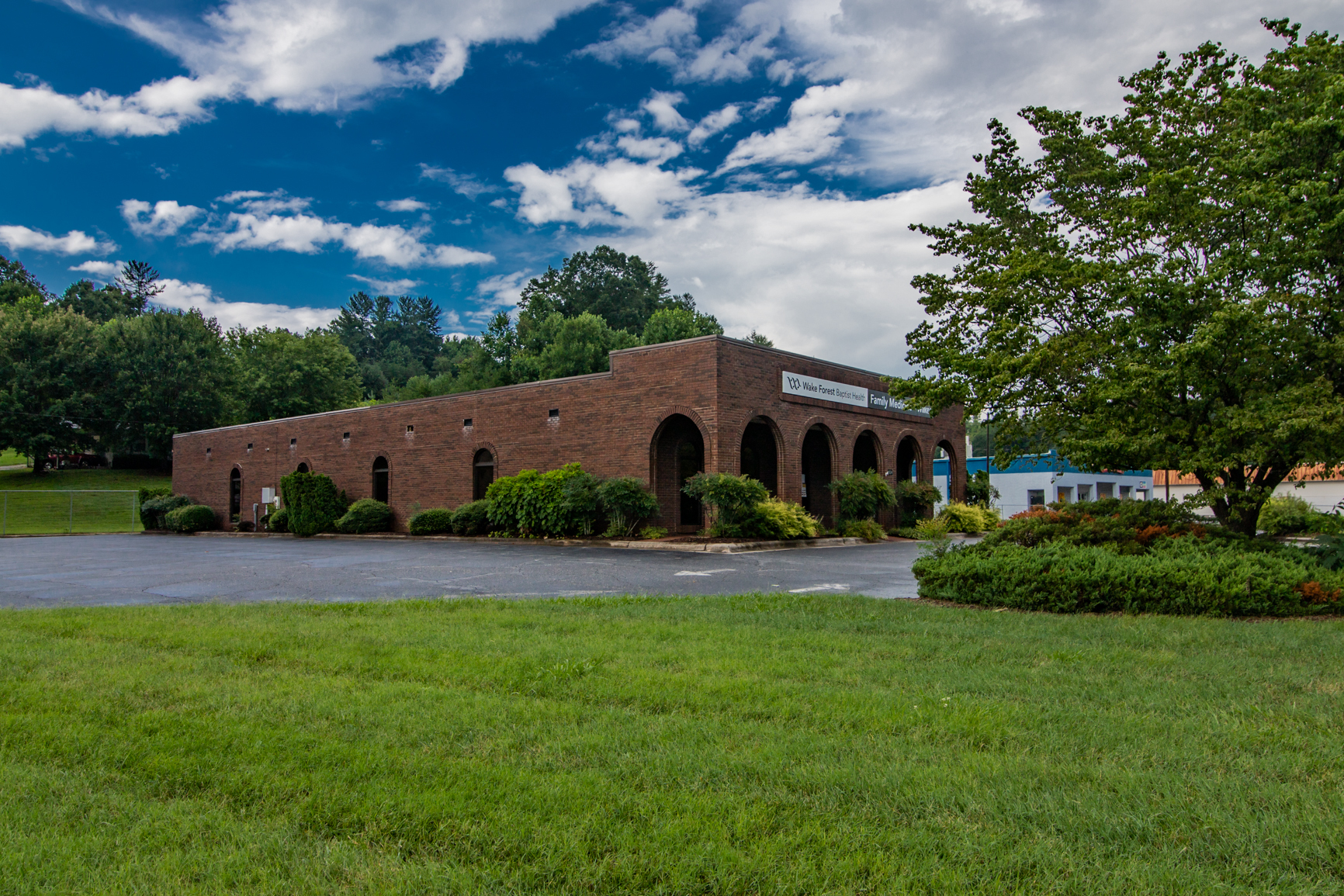 1534 W D St, North Wilkesboro, NC à vendre Photo du bâtiment- Image 1 de 1