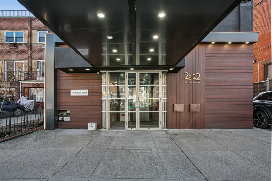 23-22 30th Ave, Astoria, NY à vendre - Photo du bâtiment - Image 2 de 9