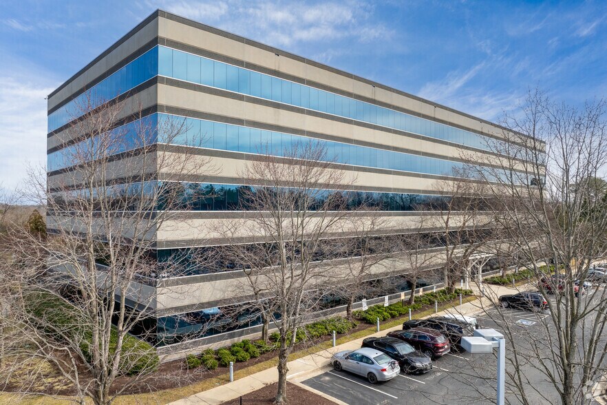 9954 Mayland Dr, Richmond, VA à louer - Photo du bâtiment - Image 3 de 4