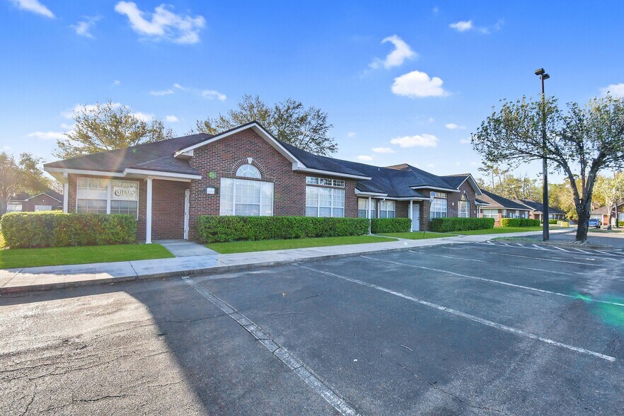 3890 Dunn Ave, Jacksonville, FL à louer - Photo du bâtiment - Image 2 de 10