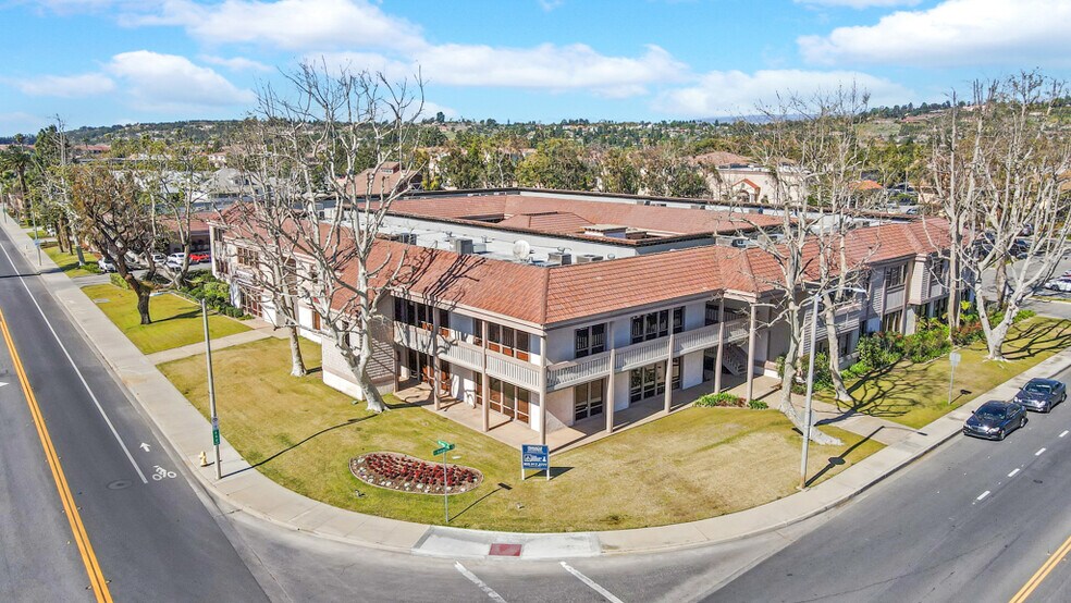 601 E Daily Dr, Camarillo, CA à louer - Photo du bâtiment - Image 3 de 8