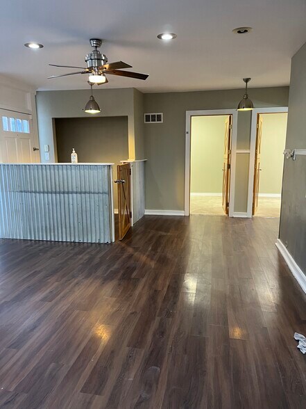 2227-2231 W Belmont Ave, Chicago, IL à louer - Photo du bâtiment - Image 3 de 11