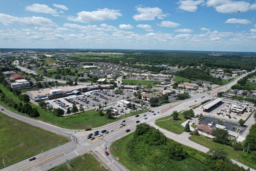 917-937 NE Woods Chapel Rd, Lee's Summit, MO à louer - Photo du bâtiment - Image 2 de 6