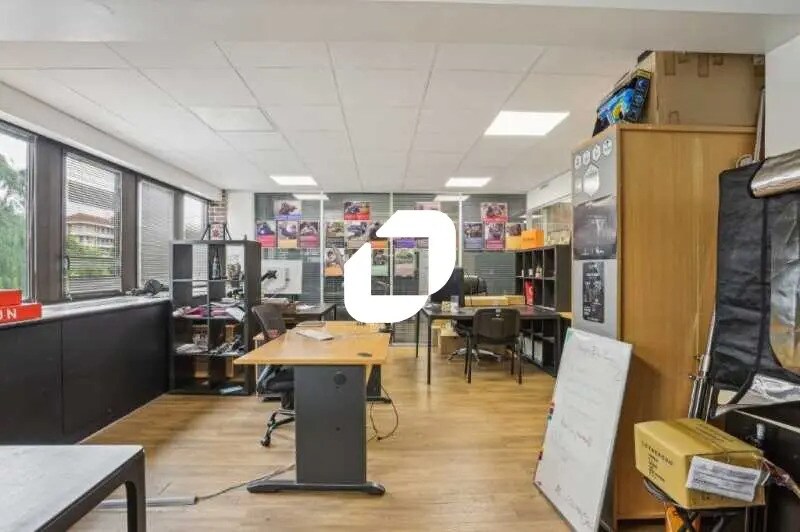Office in Suresnes for lease - Building Photo - Image 2 of 8