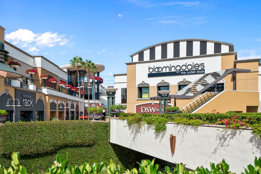 901 S South Coast Dr, Costa Mesa, CA à louer - Photo du bâtiment - Image 2 de 7