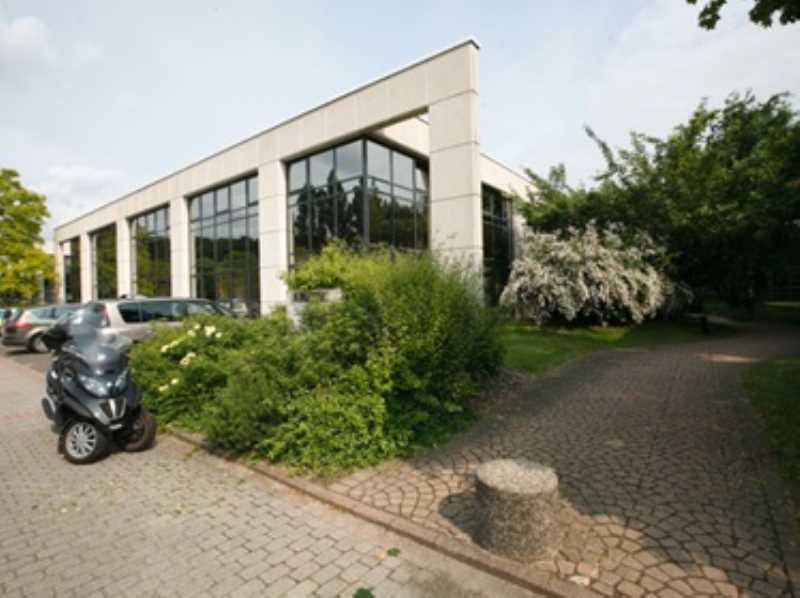 2 Rue Hélène Boucher, Guyancourt à louer Photo du bâtiment- Image 1 de 7