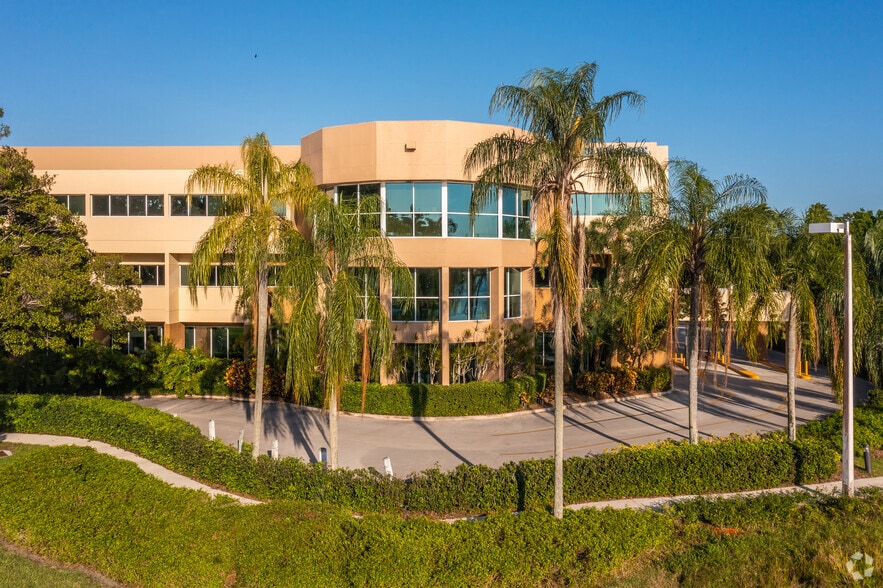 1625 N Commerce Pky, Weston, FL for lease - Building Photo - Image 2 of 10