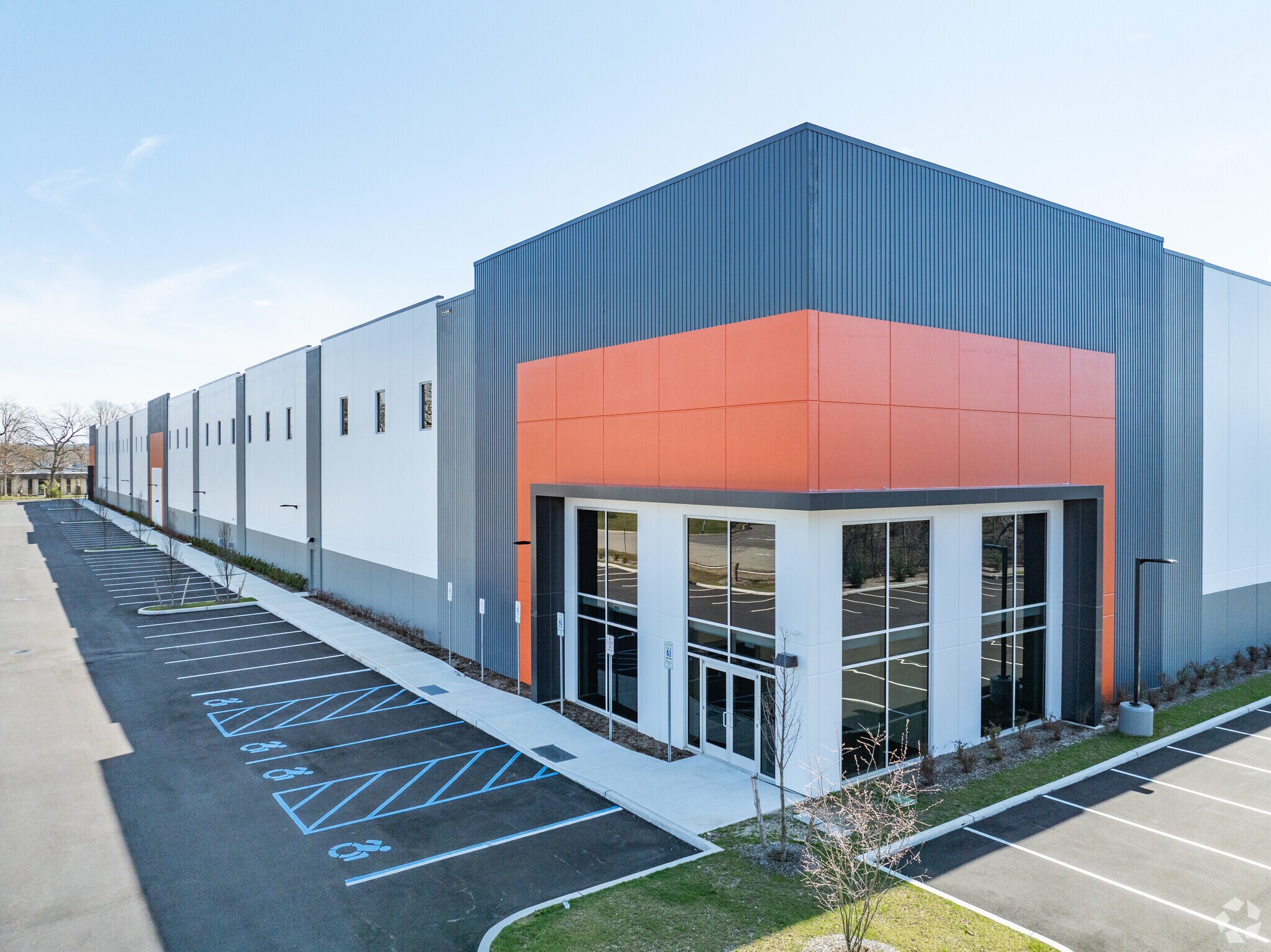 1 Media Crossways, Woodbury, NY à louer Photo du bâtiment- Image 1 de 19