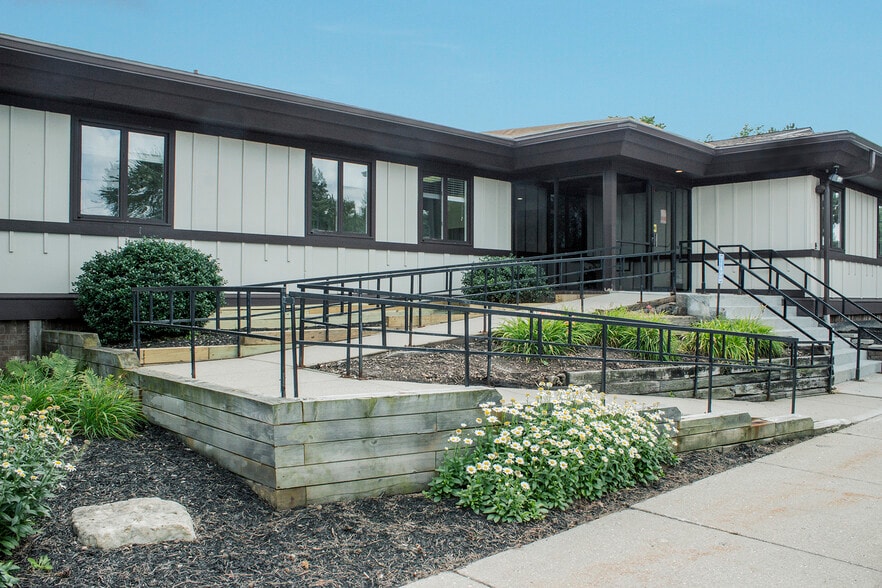 5001 W Saint Joseph Hwy, Lansing, MI à louer - Photo du bâtiment - Image 2 de 7