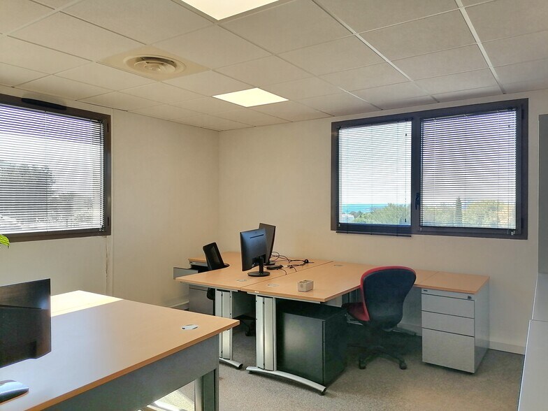 515 Avenue De La Tramontane, La Ciotat for lease - Interior Photo - Image 3 of 7