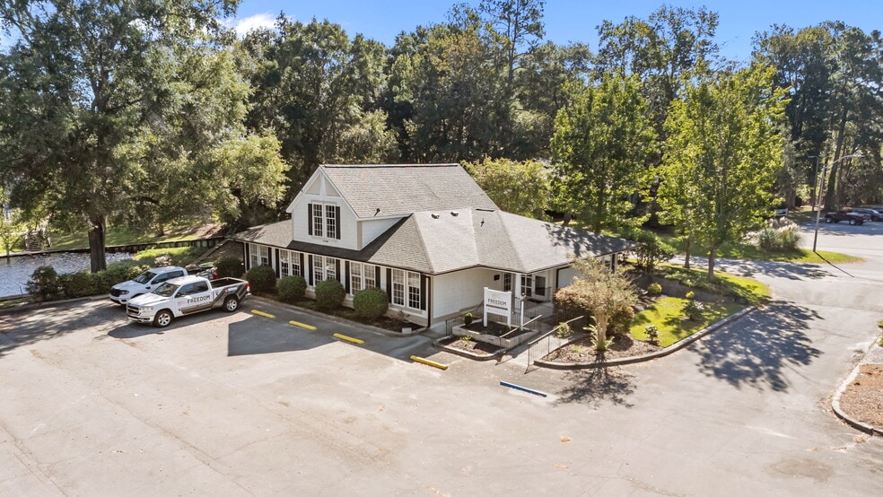 44 Shoreline Dr, New Bern, NC for sale - Building Photo - Image 1 of 39