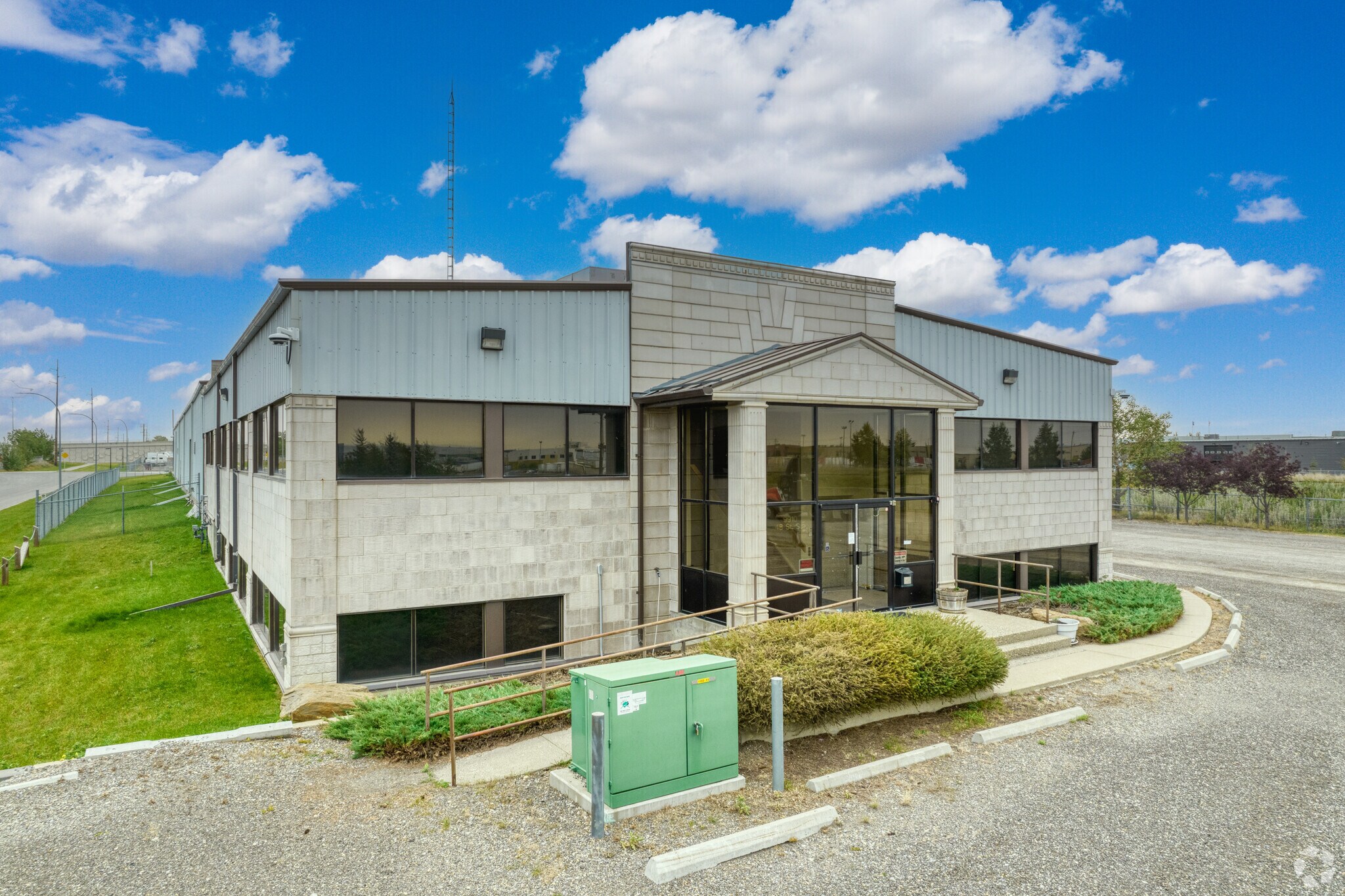 9910 48th St SE, Calgary, AB à vendre Photo du bâtiment- Image 1 de 1