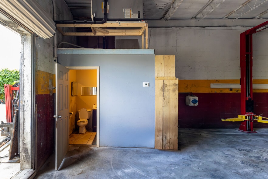 526-528 S Dixie Hwy E, Pompano Beach, FL for lease - Building Photo - Image 2 of 24