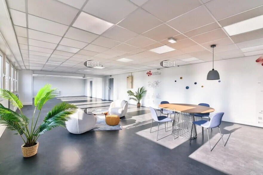 Bureau dans Aulnay-sous-Bois à louer - Photo du bâtiment - Image 2 de 16