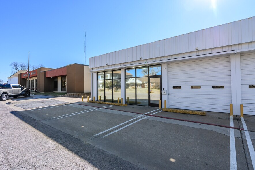 714 W Chestnut St, Denison, TX à louer - Photo du bâtiment - Image 2 de 22