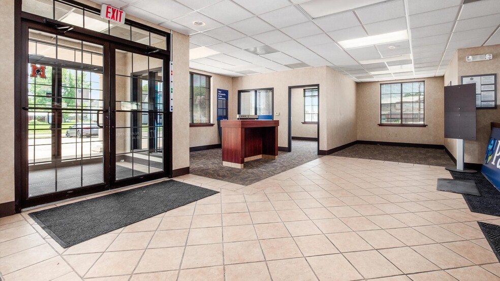 220 E State St, Newcomerstown, OH à vendre - Photo du bâtiment - Image 3 de 28