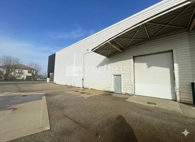 Commerce de détail dans Vaulx-en-Velin à louer - Photo du bâtiment - Image 3 de 8