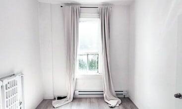 645 Yonge St, Toronto, ON à louer Photo intérieure- Image 2 de 5