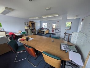 Merrow Ln, Guildford for lease Interior Photo- Image 1 of 3