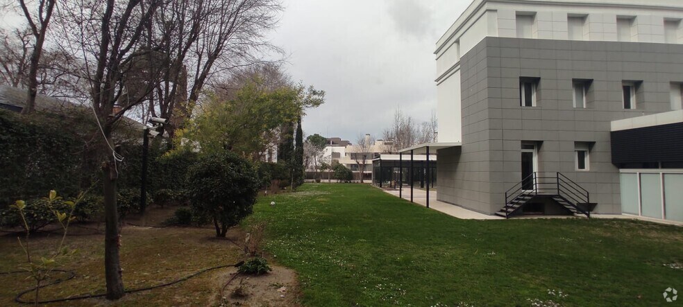Bureau dans Pozuelo de Alarcón, Madrid à louer - Photo du bâtiment - Image 2 de 24