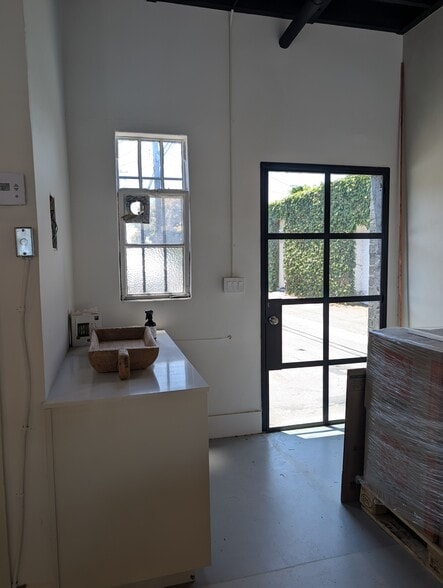 8804 Charleville, Beverly Hills, CA for lease - Interior Photo - Image 3 of 7