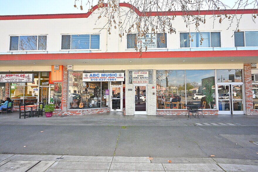 3121-3161 Castro Valley Blvd, Castro Valley, CA à vendre - Photo du bâtiment - Image 2 de 18