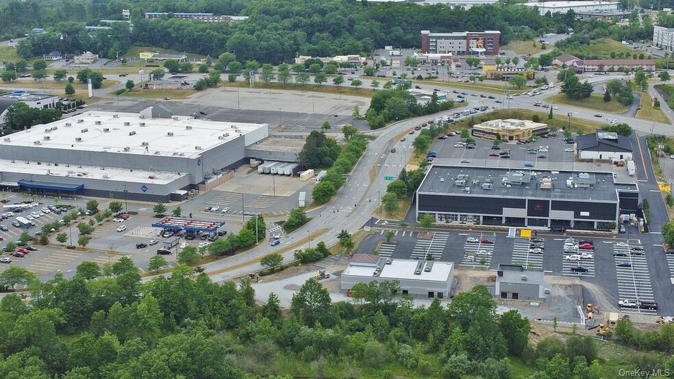 200-400 N Galleria Dr, Middletown, NY for lease - Building Photo - Image 3 of 14