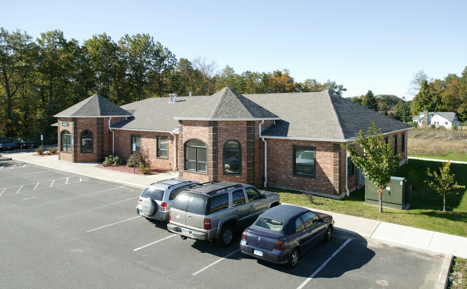 625 Clark Ave, Bristol, CT à vendre - Photo du bâtiment - Image 2 de 15