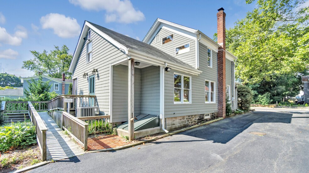 616 Roanoke Ave, Riverhead, NY à vendre - Photo du bâtiment - Image 3 de 10