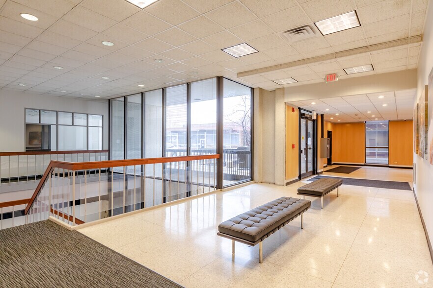 2454 E Dempster St, Des Plaines, IL à louer - Hall d’entrée - Image 3 de 12